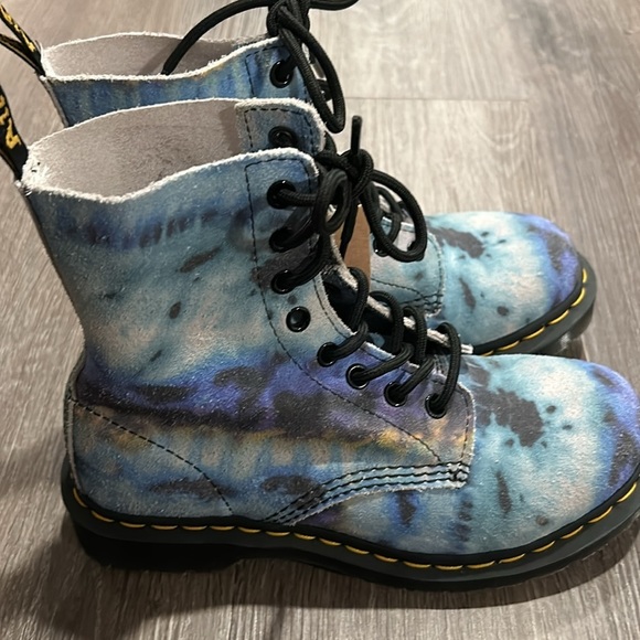 NWT Doc Martens Blue Summer Tie Dye Combat Boots Size 6 - Picture 4 of 6